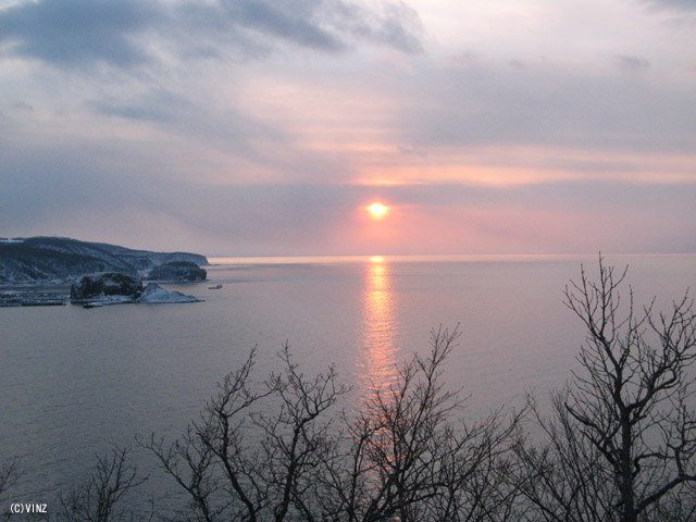 雪景色 北海道 冬 知床（しれとこ） 宇登呂（ウトロ） プユニ岬からの夕陽